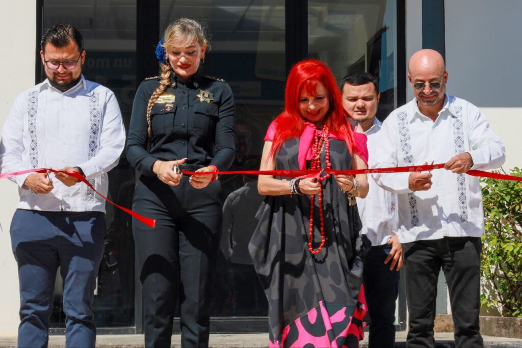 GOBERNADORA LAYDA SANSORES Y TITULAR DE SPSC MARCELA MUÑOZ ENTREGAN